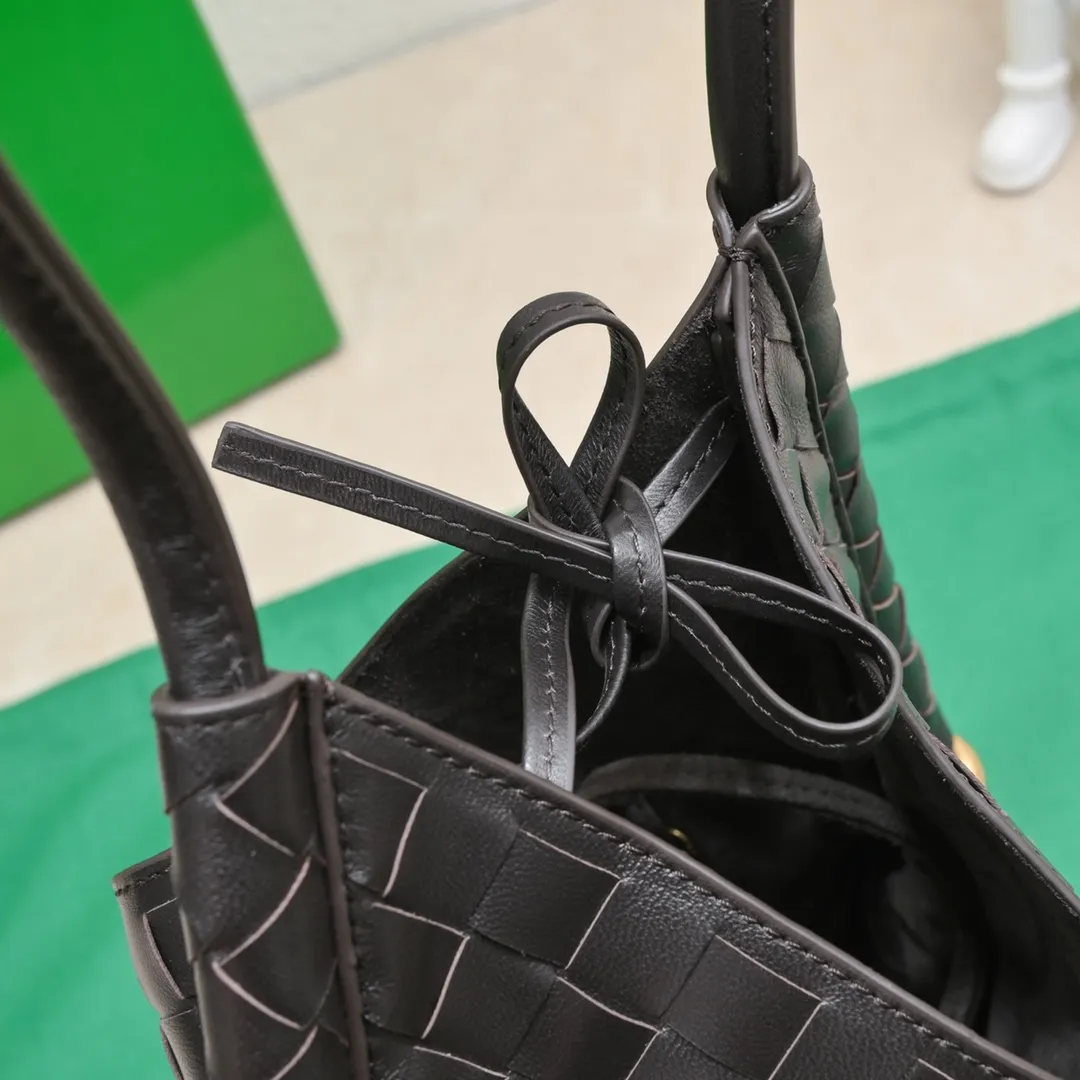 Batch 1700 #BottegaVeneta Bottega Veneta Yang Mi's same style Solstice Shoulder Ba's latest bag type also comes with a small bag inside. Very casual style 🔥 High-end, quiet and simple bag from BV show, "Solstice" dark green, black, ice cream color, various colors present different aesthetics The knots made with jewelry-grade craftsmanship, under the collision of soft leather and metal, present a unique sense of high-end. Elegant, casual, and unique. Style number: 0898 Size: 26*3*30cm